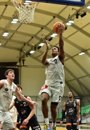 19.02.2021 - Basketball - Saison 2020 2021 - 2. Bundesliga Pro-A - 22. Spieltag: Nürnberg Falcons Basketball Club NBC - Kirchheim Knights - OGo - Jonathan Maier (13, Nürnberg Falcons BC NBC ) Tra Holder (0, Nürnberg Falcons BC NBC )