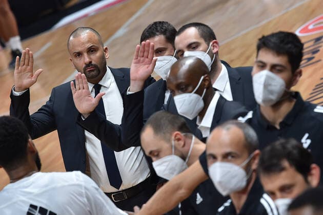 TJ Parker et son staff (entraineur asvel) BASKETBALL : LDLC ASVEL vs Bayern Munich - Euroleague - 19 02 2021 FredericChambert Panoramic 