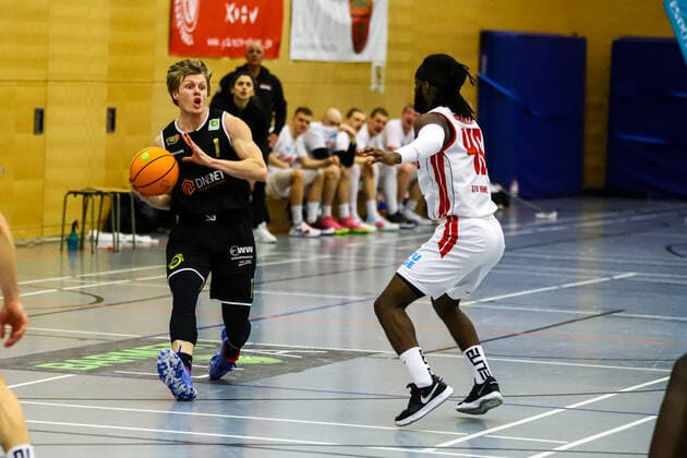 Basketball I Herren I Saison 2020 2021 I Barmer 2. Bundesliga ProB I 16. Spieltag I ETV Hamburg - SSV LOK Bernau I 19.02.2021 Liam Carpenter (1, SSV LOK Bernau) Abdulai Abaker (45, ETV Hamburg), Hamburg Sporthalle ETV Hohen Weide Hamburg Deutschland Copyright: xLobeca RalfxHomburgx