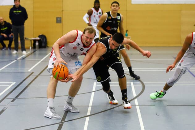 Basketball I Herren I Saison 2020 2021 I Barmer 2. Bundesliga ProB I 16. Spieltag I ETV Hamburg - SSV LOK Bernau I 19.02.2021 Vladimir Migunov (20, ETV Hamburg), Abdulah Kameric (5, SSV LOK Bernau) Hamburg Sporthalle ETV Hohen Weide Hamburg Deutschland Copyright: xLobeca RalfxHomburgx
