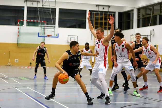 Basketball I Herren I Saison 2020 2021 I Barmer 2. Bundesliga ProB I 16. Spieltag I ETV Hamburg - SSV LOK Bernau I 19.02.2021 Evans Rapieque (7, SSV LOK Bernau) Leonard Eckmann (6, ETV Hamburg), Hamburg Sporthalle ETV Hohen Weide Hamburg Deutschland Copyright: xLobeca RalfxHomburgx