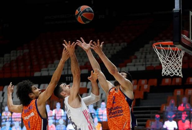 Real Madrid s Alberto Abalde (C) in action against Louis Labeyrie (L) and Nicola Kalinic (R) both of Valencia Basket during a Euroleague basketball match between Valencia Basket and Real Madrid in Valencia, eastern Spain, 19 February 2021. Valencia Basket vs Real Madrid !ACHTUNG: NUR REDAKTIONELLE NUTZUNG!  Copyright: xMiguelxÁngelxPolox GRAF1084 20210219-637493749460369650