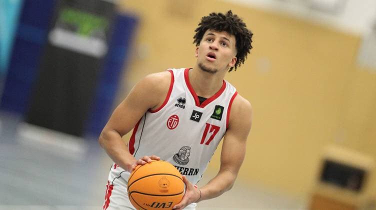 Basketball, ProB BARMER 2. Basketball Bundesliga, ETV Hamburg - SSV Lokomotive Bernau (74:77). Mubarak Salami (ETV). Eimsbüttel Hamburg