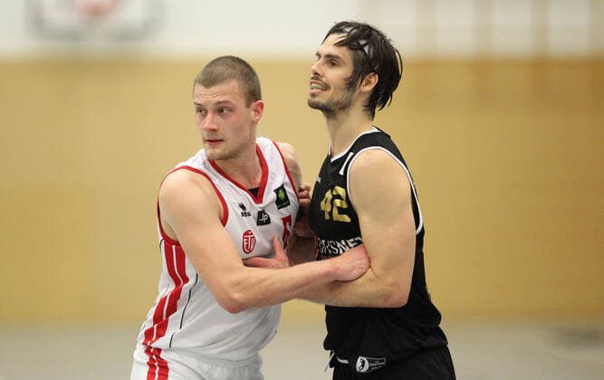 Basketball, ProB BARMER 2. Basketball Bundesliga, ETV Hamburg - SSV Lokomotive Bernau (74:77). Leonard Eckmann (ETV, l.), Dan Oppland. Eimsbüttel Hamburg
