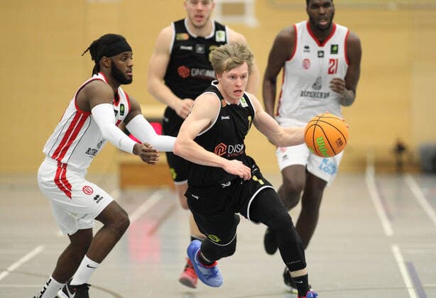 Basketball, ProB BARMER 2. Basketball Bundesliga, ETV Hamburg - SSV Lokomotive Bernau (74:77). Abdulai Abaker (ETV, l.), Liam Daniel Carpenter. Eimsbüttel Hamburg