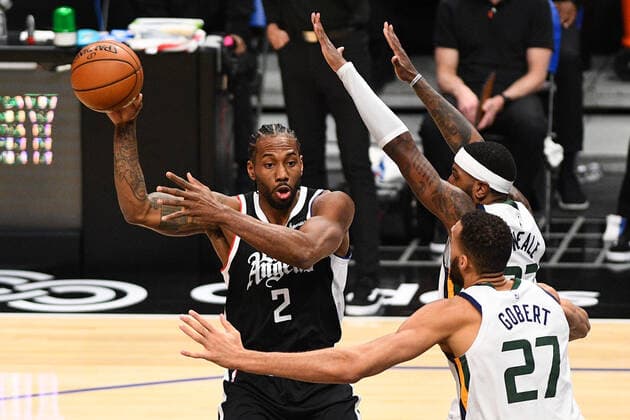 LOS ANGELES, CA - FEBRUARY 19: Los Angeles Clippers Forward Kawhi Leonard (2) makes a pass as he is defended closely by Utah Jazz Forward Royce O Neale (23) and Center Rudy Gobert (27) during a NBA, Basketball Herren, USA game between the Utah Jazz and the Los Angeles Clippers on February 19, 2021 at STAPLES Center in Los Angeles, CA. The game was played without fans due to the COVID-19 pandemic. (Photo by Brian Rothmuller Icon Sportswire) NBA: FEB 19 Jazz at Clippers Icon210219003