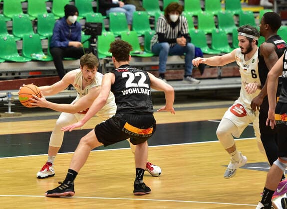 19.02.2021 - Basketball - Saison 2020 2021 - 2. Bundesliga Pro-A - 22. Spieltag: Nürnberg Falcons Basketball Club NBC - Kirchheim Knights - OGo - Sebastian Schröder Schroeder (14, Nürnberg Falcons BC NBC ) Kevin Wohlrath (22, Kirchheim Knights )