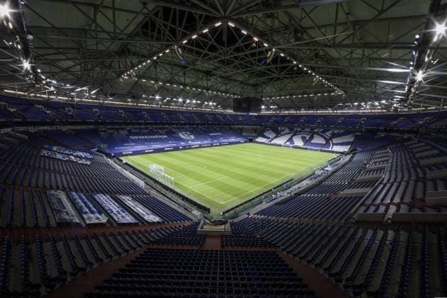 19.02.2021, Fussball, Saison 2020 2021, 1. Bundesliga, Choreografie der Fans in der Veltins Arena vor dem Revierderby des FC Schalke 04 gegen Borussia Dortmund. Tim Rehbein RHR-FOTO Gelsenkirchen Veltins Arena NRW Deutschland xRHR-FOTO TRx
