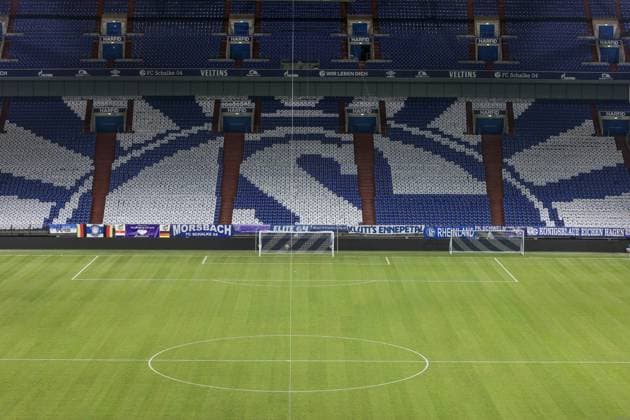 19.02.2021, Fussball, Saison 2020 2021, 1. Bundesliga, Choreografie der Fans in der Veltins Arena vor dem Revierderby des FC Schalke 04 gegen Borussia Dortmund. Tim Rehbein RHR-FOTO Gelsenkirchen Veltins Arena NRW Deutschland xRHR-FOTO TRx *** 19 02 2021, Football, 2020 2021 season, 1 Bundesliga, Choreography of the fans at the Veltins Arena before the Revierderby of FC Schalke 04 against Borussia Dortmund Tim Rehbein RHR PHOTO Gelsenkirchen Veltins Arena NRW Germany xRHR PHOTO TRx