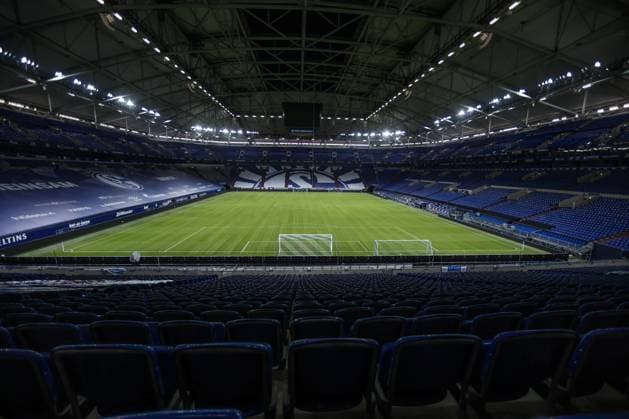 19.02.2021, Fussball, Saison 2020 2021, 1. Bundesliga, Choreografie der Fans in der Veltins Arena vor dem Revierderby des FC Schalke 04 gegen Borussia Dortmund. Tim Rehbein RHR-FOTO Gelsenkirchen Veltins Arena NRW Deutschland xRHR-FOTO TRx