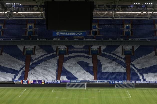 19.02.2021, Fussball, Saison 2020 2021, 1. Bundesliga, Choreografie der Fans in der Veltins Arena vor dem Revierderby des FC Schalke 04 gegen Borussia Dortmund. Tim Rehbein RHR-FOTO Gelsenkirchen Veltins Arena NRW Deutschland xRHR-FOTO TRx
