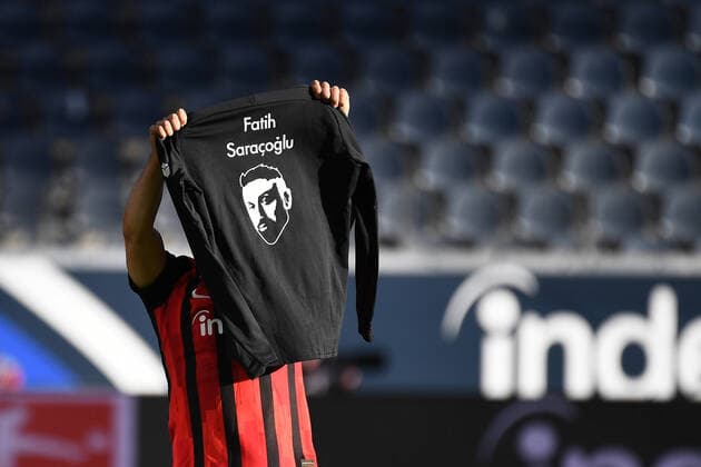 Bilder des Jahres 2021, Sport 02 Februar Sport Themen der Woche KW07 Sport Bilder des Tages Fussball 1.Bundesliga, Eintracht Frankfurt - FC Bayern Muenchen 20.02.2021, xjhx, Fussball 1.Bundesliga, Eintracht Frankfurt - FC Bayern Muenchen emspor, v.l. Goal scored, Tor zum 2:0 Amin Younes (Eintracht Frankfurt) Torjubel, Goal celebration, celebrate the goal, celebrates scoring mit T-Shirt Opfer Hanau (DFL DFB REGULATIONS PROHIBIT ANY USE OF PHOTOGRAPHS as IMAGE SEQUENCES and or QUASI-VIDEO) Foto Jan Huebner Pool Editorial Use ONLY Frankfurt am Main Deutsche Bank Park Hessen Deutschland (DE) *** Football 1 Bundesliga, Eintracht Frankfurt FC Bayern Muenchen 20 02 2021, xjhx, Football 1 Bundesliga, Eintracht Frankfurt FC Bayern Muenchen emspor, v l Goal scored, Goal to 2 0 Amin Younes Eintracht Frankfurt Goal celebration, Goal celebration, celebrate the goal, celebrates scoring with T Shirt victims Hanau DFL DFB REGULATIONS PROHIBIT ANY USE OF PHOTOGRAPHS as IMAGE SEQUENCES and or QUASI VIDEO Foto Jan Huebner Pool Editorial Use ONLY Frankfurt am Main Deutsche Bank Park Hessen Deutschland DE Poolfoto Jan Huebner Pool ,EDITORIAL USE ONLY