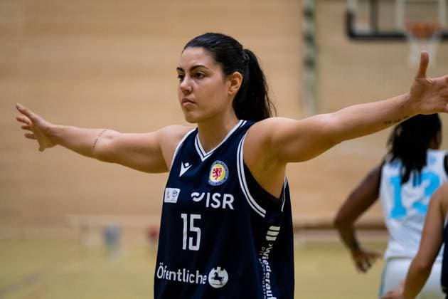 Duesseldorf, Germany, Feb. 20th Arianna Zampieri ( 15 Eintracht Braunschweig) defending during the Toyota 2. Basketball Bundesliga Nord between the Capitol Bascats Duesseldorf and Eintracht Braunschweig at Wekita Sportarena in Duesseldorf Toyota 2. Basketball Bundesliga Nord - Capitol Bascats Duesseldo 