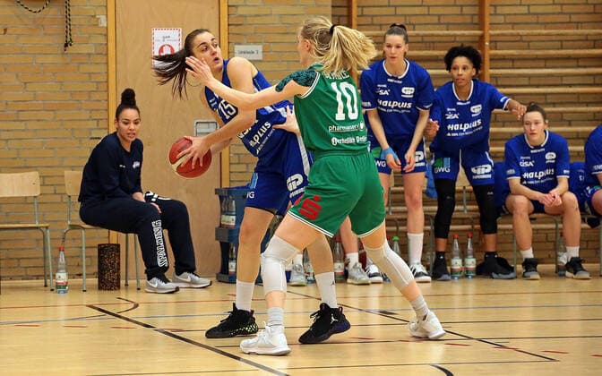 20.02.2021, xovx, Basketball Damen 1. Bundesliga, BC Pharmaserv Marburg - GISA Lions SV Halle v.l. Styliani Fouraki (Gisa Lions SV Halle), Hanna Crymble (BC Pharmaserv Marburg) Marburg Sporthalle Georg-Gaßmann-Stadion Hessen Deutschland (DE)