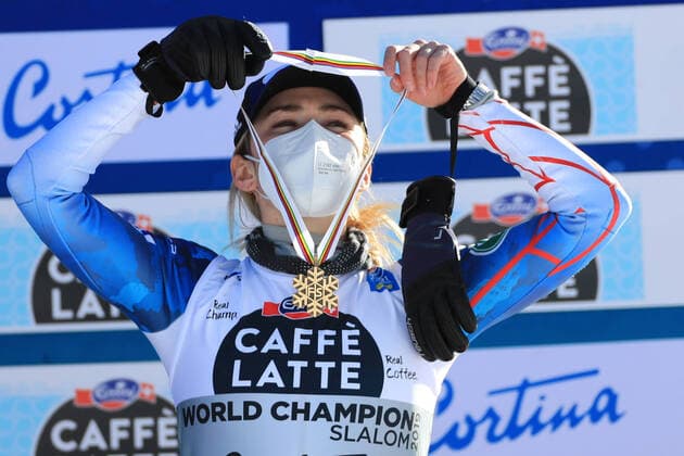 FIS Alpine World Ski Championships 2021 Cortina . Cortina d Ampezzo, Italy on February 20, 2021. Women s Slalom Event, Mikaela Shiffrin (USA) with her bonze medal ( Pierre Teyssot ESPA-Images) Cortina d Ampezzo USA - ZUMAcs12 20210220_zaf_cs12_076 Copyright: xESPAxPhotoxAgencyx