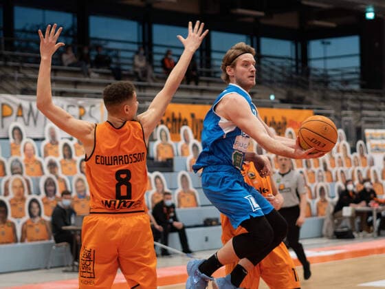 Felix Edwardsson (Wiha Panthers Schwenningen 8) Antonio Pilpovic (Karlsruhe Lions 7) wiha Panthers Schwenningen vs. PS Karlsruhe LIONS, Basketball, BARMER 2. BASKETBALL BUNDESLIGA, 22. Spieltag 2020 2021, 20.02.2021, wiha Panthers Schwenningen vs. PS Karlsruhe LIONS, Basketball, BARMER 2. BASKETBALL BUNDESLIGA, 22. Spieltag 2020 2021, 20.02.2021, Villingen-Schwenningen Copyright: xMiclasxHaasis Eibner-Pressefotox EP_mhs