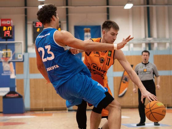 Rytis Pipiras (Wiha Panthers Schwenningen 11) Maurice Pluskota (Karlsruhe Lions 23) wiha Panthers Schwenningen vs. PS Karlsruhe LIONS, Basketball, BARMER 2. BASKETBALL BUNDESLIGA, 22. Spieltag 2020 2021, 20.02.2021, wiha Panthers Schwenningen vs. PS Karlsruhe LIONS, Basketball, BARMER 2. BASKETBALL BUNDESLIGA, 22. Spieltag 2020 2021, 20.02.2021, Villingen-Schwenningen Copyright: xMiclasxHaasis Eibner-Pressefotox EP_mhs