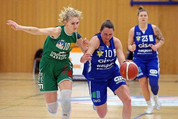 20.02.2021, xovx, Basketball Damen 1. Bundesliga, BC Pharmaserv Marburg - GISA Lions SV Halle v.l. Hanna Crymble (BC Pharmaserv Marburg), Barbora Kasparkowa (Gisa Lions SV Halle) Marburg Sporthalle Georg-Gaßmann-Stadion Hessen Deutschland (DE)