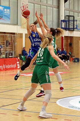 20.02.2021, xovx, Basketball Damen 1. Bundesliga, BC Pharmaserv Marburg - GISA Lions SV Halle v.l. Laura Schinkel (Gisa Lions SV Halle), Hanna Crymble (BC Pharmaserv Marburg), Theresa Simon (BC Pharmaserv Marburg) Marburg Sporthalle Georg-Gaßmann-Stadion Hessen Deutschland (DE)