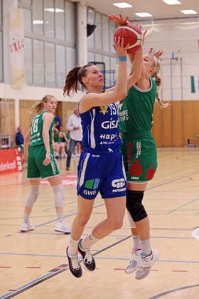 20.02.2021, xovx, Basketball Damen 1. Bundesliga, BC Pharmaserv Marburg - GISA Lions SV Halle v.l. Meret Kleine-Beek (Gisa Lions SV Halle), Marie Bertholdt (BC Pharmaserv Marburg) Marburg Sporthalle Georg-Gaßmann-Stadion Hessen Deutschland (DE)