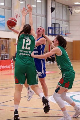 20.02.2021, xovx, Basketball Damen 1. Bundesliga, BC Pharmaserv Marburg - GISA Lions SV Halle v.l. Johanna Klug (BC Pharmaserv Marburg), Barbora Kasparkowa (Gisa Lions SV Halle), Lisa Kiefer (BC Pharmaserv Marburg) Marburg Sporthalle Georg-Gaßmann-Stadion Hessen Deutschland (DE)