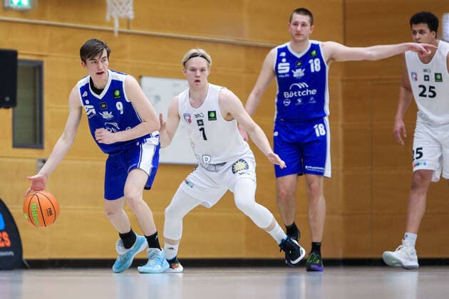 ART Giants Duesseldorf gegen TKS 49ers Stahnsdorf, 20.02.2021 Linus Jannik ( 9 TKS 49ers Stahnsdorf) und Patrick Liebert ( 1 ART Giants Duesseldorf), Leonard Hampl ( 4 TKS 49ers Stahnsdorf), Ben Uzoma ( 25 ART Giants Duesseldorf); ART Giants Duesseldorf gegen TKS 49ers Stahnsdorf am 20.02.2021, Duesseldorf Oberkassel. Copyright: xBEAUTIFULxSPORTS KennyxBeelex