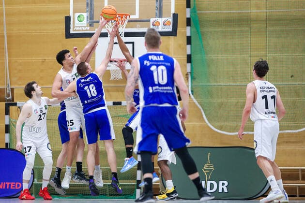 ART Giants Duesseldorf gegen TKS 49ers Stahnsdorf, 20.02.2021 Ben Uzoma ( 25 ART Giants Duesseldorf) holt den Rebound; ART Giants Duesseldorf gegen TKS 49ers Stahnsdorf am 20.02.2021, Duesseldorf Oberkassel. Copyright: xBEAUTIFULxSPORTS KennyxBeelex
