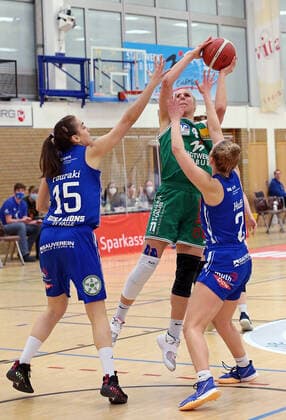 20.02.2021, xovx, Basketball Damen 1. Bundesliga, BC Pharmaserv Marburg - GISA Lions SV Halle v.l. Styliani Fouraki (Gisa Lions SV Halle), Marie Bertholdt (BC Pharmaserv Marburg), Darien Huff (Gisa Lions SV Halle) Marburg Sporthalle Georg-Gaßmann-Stadion Hessen Deutschland (DE)