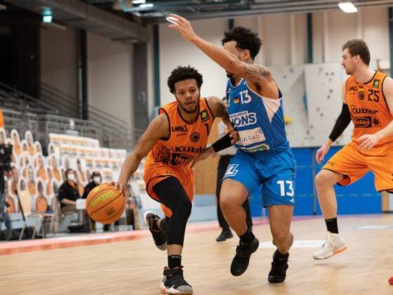Nate Britt (Wiha Panthers Schwenningen 1) Daniel Norl (Karlsruhe Lions 13) wiha Panthers Schwenningen vs. PS Karlsruhe LIONS, Basketball, BARMER 2. BASKETBALL BUNDESLIGA, 22. Spieltag 2020 2021, 20.02.2021, wiha Panthers Schwenningen vs. PS Karlsruhe LIONS, Basketball, BARMER 2. BASKETBALL BUNDESLIGA, 22. Spieltag 2020 2021, 20.02.2021, Villingen-Schwenningen Copyright: xMiclasxHaasis Eibner-Pressefotox EP_mhs