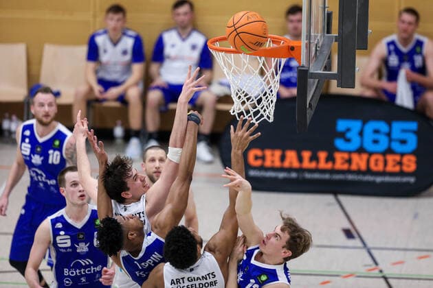 ART Giants Duesseldorf gegen TKS 49ers Stahnsdorf, 20.02.2021 Fight unterm Korb; ART Giants Duesseldorf gegen TKS 49ers Stahnsdorf am 20.02.2021, Duesseldorf Oberkassel. Copyright: xBEAUTIFULxSPORTS KennyxBeelex
