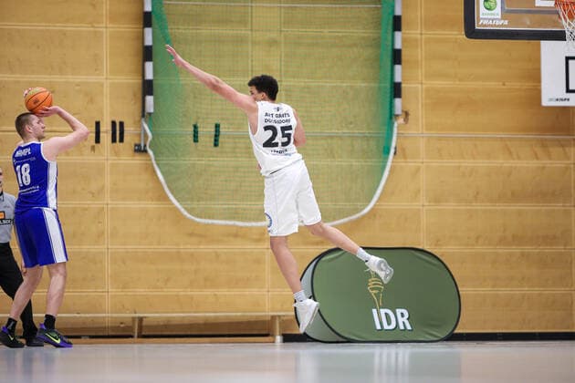ART Giants Duesseldorf gegen TKS 49ers Stahnsdorf, 20.02.2021 Leonard Hampl ( 4 TKS 49ers Stahnsdorf) Ben Uzoma ( 25 ART Giants Duesseldorf); ART Giants Duesseldorf gegen TKS 49ers Stahnsdorf am 20.02.2021, Duesseldorf Oberkassel. Copyright: xBEAUTIFULxSPORTS KennyxBeelex