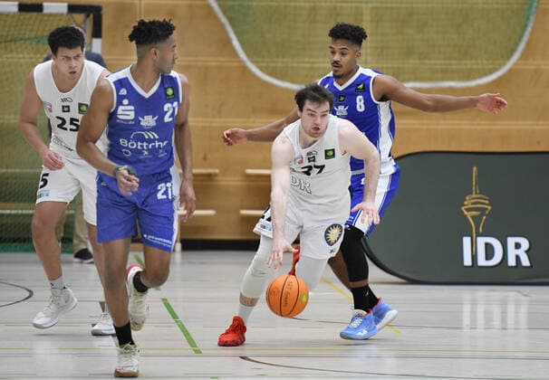 2. Basketball-Bundesliga: ART Giants - TSK 49ers Stahnsdorf 20.02.2021. Maximilian Fouhy (Giants) auf dem Weg zum gegnerischen Korb. 2.v. Links: Malik Toppin. Hinten: Yannick Hildebrandt (beide 49ers).