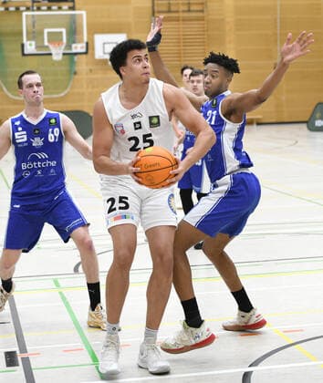 2. Basketball-Bundesliga: ART Giants - TSK 49ers Stahnsdorf 20.02.2021. Ben Uzoma (Giants) setzt zum Korbwurf an. Re: Malik Toppin (49ers).