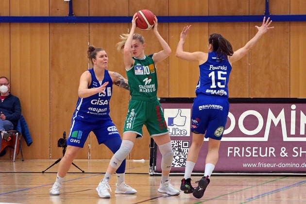 20.02.2021, xovx, Basketball Damen 1. Bundesliga, BC Pharmaserv Marburg - GISA Lions SV Halle v.l. Klaudia Grudzien (Gisa Lions SV Halle), Hanna Crymble (BC Pharmaserv Marburg), Styliani Fouraki (Gisa Lions SV Halle) Marburg Sporthalle Georg-Gaßmann-Stadion Hessen Deutschland (DE)