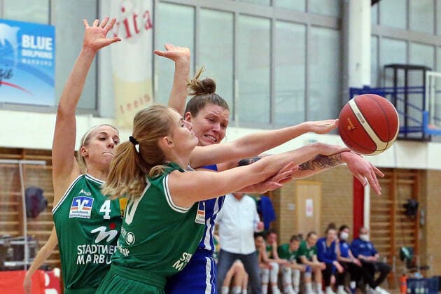 20.02.2021, xovx, Basketball Damen 1. Bundesliga, BC Pharmaserv Marburg - GISA Lions SV Halle v.l. Marie Bertholdt (BC Pharmaserv Marburg), Hanna Crymble (BC Pharmaserv Marburg), Klaudia Grudzien (Gisa Lions SV Halle) Marburg Sporthalle Georg-Gaßmann-Stadion Hessen Deutschland (DE)