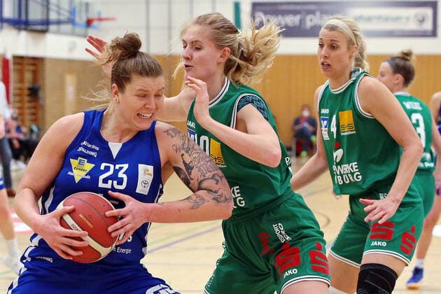 20.02.2021, xovx, Basketball Damen 1. Bundesliga, BC Pharmaserv Marburg - GISA Lions SV Halle v.l. Klaudia Grudzien (Gisa Lions SV Halle), Hanna Crymble (BC Pharmaserv Marburg), Marie Bertholdt (BC Pharmaserv Marburg) Marburg Sporthalle Georg-Gaßmann-Stadion Hessen Deutschland (DE)
