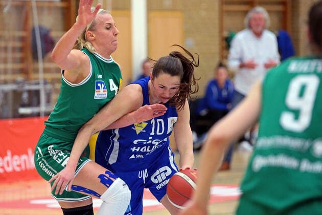 20.02.2021, xovx, Basketball Damen 1. Bundesliga, BC Pharmaserv Marburg - GISA Lions SV Halle v.l. Marie Bertholdt (BC Pharmaserv Marburg), Barbora Kasparkowa (Gisa Lions SV Halle), Lisa Kiefer (BC Pharmaserv Marburg) Marburg Sporthalle Georg-Gaßmann-Stadion Hessen Deutschland (DE)