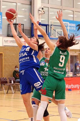 20.02.2021, xovx, Basketball Damen 1. Bundesliga, BC Pharmaserv Marburg - GISA Lions SV Halle v.l. Barbora Kasparkowa (Gisa Lions SV Halle), Marie Bertholdt (BC Pharmaserv Marburg), Lisa Kiefer (BC Pharmaserv Marburg) Marburg Sporthalle Georg-Gaßmann-Stadion Hessen Deutschland (DE)