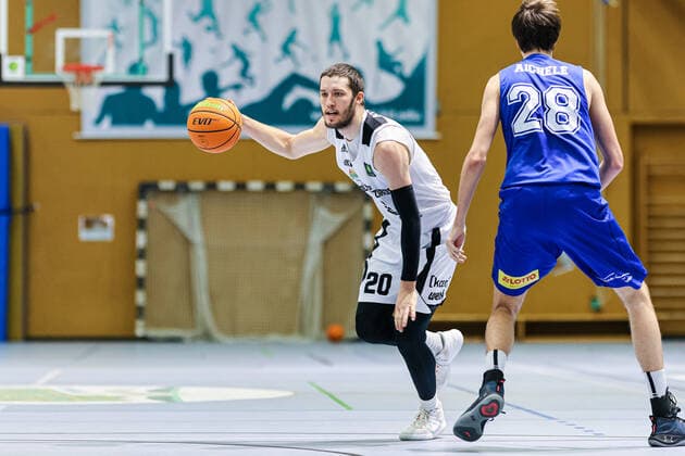 20.02.2021, Herren, Basketball, Saison 2020 2021, 2. Bundesliga, Pro B Süd, College Wizards - Ahorn Camp BIS Baskets Speyer Alexander Thompson (College Wizards 20) im Duell gegen David Aichele (Speyer 28) Karlsruhe Institut für und Sportwis Baden-Württemberg Germany