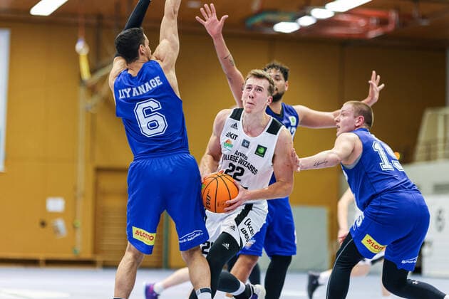 20.02.2021, Herren, Basketball, Saison 2020 2021, 2. Bundesliga, Pro B Süd, College Wizards - Ahorn Camp BIS Baskets Speyer Eyke Prahst (College Wizards 22) setzt sich durch im Duell gegen Marc Liyanage (Speyer 6) Karlsruhe Institut für und Sportwis Baden-Württemberg Germany
