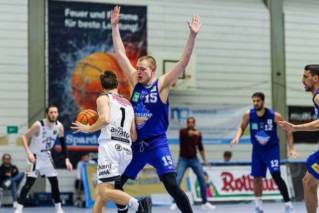 20.02.2021, Herren, Basketball, Saison 2020 2021, 2. Bundesliga, Pro B Süd, College Wizards - Ahorn Camp BIS Baskets Speyer Sean Flood (College Wizards 1) im Duell gegen Eric Curth (Speyer 1) Karlsruhe Institut für und Sportwis Baden-Württemberg Germany