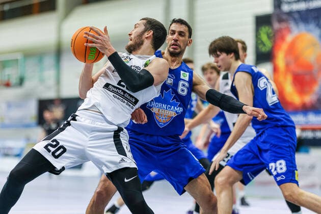 20.02.2021, Herren, Basketball, Saison 2020 2021, 2. Bundesliga, Pro B Süd, College Wizards - Ahorn Camp BIS Baskets Speyer Alexander Thompson (College Wizards 20) am Ball gegen Marc Liyanage (Speyer 6) Karlsruhe Institut für und Sportwis Baden-Württemberg Germany