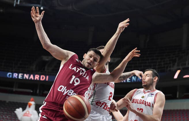 (210221) -- RIGA, Feb. 21, 2021 -- Rihards Lomazs of Latvia (L) vies for the ball during the FIBA EuroBasket 2022 qualifying basketball match between Latvia and Bulgaria in Riga, Latvia, Feb. 20, 2021. (Photo by Xinhua) (SP)LATVIA-RIGA-BASKETBALL-FIBA EUROBASKET 2022-LATVIA VS BULGARIA EdijsxPalens 