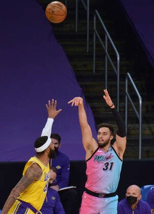 Miami Heat forward Max Strus shoots over Los Angeles Lakers center Montreal Harrell during the second half at Staples Center in Los Angeles on Saturday, February 20, 2021. The Heat defeated the Lakers 96-94.  LAP2021022012 JIMxRUYMEN