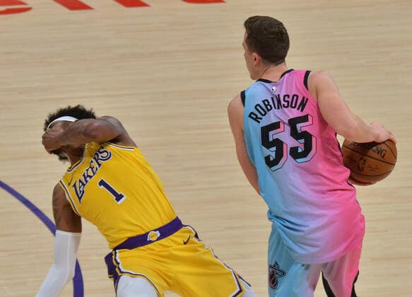 Sport Bilder des Tages Los Angeles Lakers guard Kentavious Caldwell-Pope grabs his face as he falls to the floor after being fouled by Miami Heat forward Duncan Robinson for his sixth foul during the second half at Staples Center in Los Angeles on Saturday, February 20, 2021. The Heat defeated the Lakers 96-94.  LAP2021022015 JIMxRUYMEN