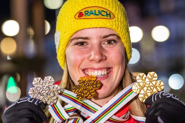 Bilder des Jahres 2021, Sport 02 Februar Sport Themen der Woche KW07 Sport Bilder des Tages 20.02.2021, Cortina, ITA, FIS Weltmeisterschaften Ski Alpin, Slalom, Damen, Siegerehrung, im Bild Gewinnerin der Goldmedaille und Weltmeisterin Damen Slalom 2021 Katharina Liensberger (AUT) mit allen ihren Medaillen die Sie bei der WM 2021 in Cortina gewonnen hat Gold medalist and world champion Slalom women 2021 Katharina Liensberger of Austria with all the medals she won at the 2021 World Championships in Cortina during the winner ceremony for the women slalom of FIS Alpine Ski World Championships 2021 in Cortina, Italy on 2021 02 20. **** ONLY FOR GER;FRA;ITA;ESP;SUISSE;GBR **** Cortina *** 20 02 2021, Cortina, ITA, FIS World Championships Alpine Skiing, Slalom, Women, Award Ceremony, in picture winner of the gold medal and world champion women slalom 2021 Katharina Liensberger AUT with all the medals she won at the 2021 World Championships in Cortina during the winner ceremony for the women slalom of FIS Alpine Ski World Championships 2021 in Cortina, Italy on 2021 02 20 ONLY FOR GER FRA ITA ESP SUISSE GBR Cortina  EP_gro  