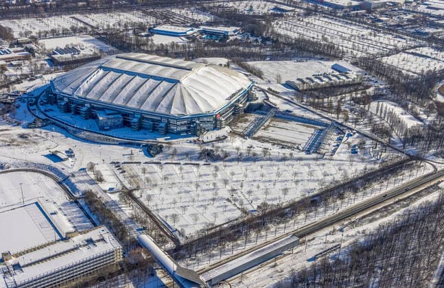 Luftbild, Schalke Veltins-Arena mit geschlossenem Dach und Auszugsfläche für Rasen, Rudi-Assauer-Platz, Beckhausen, Gelsenkirchen, Ruhrgebiet, Nordrhein-Westfalen, Deutschland !ACHTUNGxMINDESTHONORARx60xEURO! *** Aerial view, Schalke Veltins Arena with closed roof and pull-out area for grass, Rudi Assauer Platz, Beckhausen, Gelsenkirchen, Ruhr Area, North Rhine-Westphalia, Germany ATTENTIONxMINESTHONORARx60xEURO