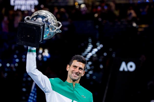 Bilder des Jahres 2021, Sport 02 Februar Sport Themen der Woche KW07 Sport Bilder des Tages MELBOURNE, VIC - FEBRUARY 21: Novak Djokovic of Serbia raises his trophy after winning the Men s Singles Final of the 2021 Australian Open on February 21 2021, at Melbourne Park in Melbourne, Australia. (Photo by Jason Heidrich Icon Sportswire) TENNIS: FEB 21 Australian Open Icon21022101914