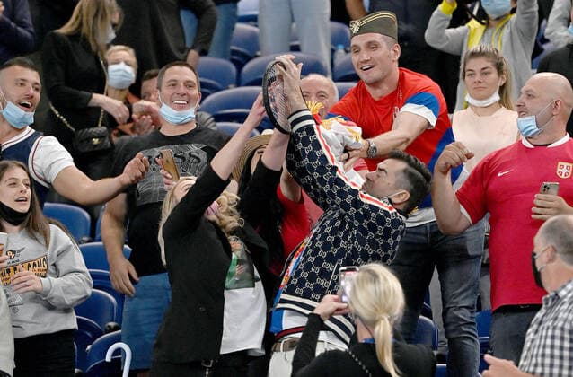 TENNIS AUSTRALIAN OPEN, Spectators catch the racquet thrown into the stands by Novak Djokovic of Serbia after he won his Men s singles finals match against Daniil Medvedev of Russia on Day 14 of the Australian Open at Melbourne Park in Melbourne, Sunday, February 21, 2021. ( NO ARCHIVING, EDITORIAL USE ONLY, NO USE IN BOOKS WITHOUT CONSENT MELBOURNE VIC AUSTRALIA  Copyright: xDAVExHUNTx 20210221001522094112