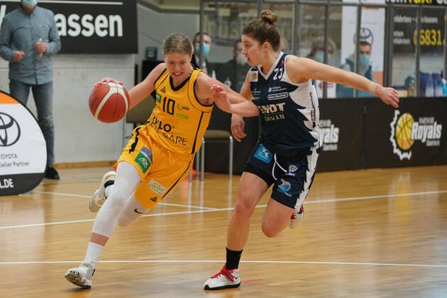 Sport Bilder des Tages 21.02.2021 - DBBL - inexio Royals Saarlouis - Xcyde Angels Noerdlingen - Basketball - Saarlouis - Basketball-Bundesliga ( DBBL , 18.Spieltag , Saison 2020 21 , inexio Saarlouis Royals (gelb) - Xcyde Angels Noerdlingen (blau) am 21.02.2021 in der Stadtgartenhalle Saarlouis . Im Bild Klaudija Perisa ( Saarlouis ) und Laken James ( Noerdlingen ) . Saarlouis Stadtgartenhalle Saarland Germany